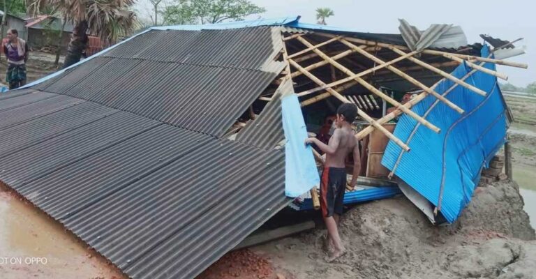 সাতক্ষীরায় হঠাৎ ঝড়ে অর্ধশতাধিক ঘরবাড়ি বিধ্বস্ত