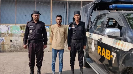 সেনা কর্মকর্তা-ডিবি পরিচয়ে প্রতারণা, র‍্যাবের জালে গ্রেপ্তার