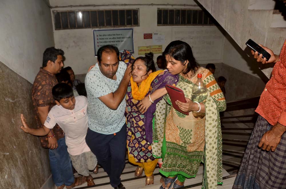 সুকুমার দাসের মৃত্যুর খবর শুনে কান্নায় ভেঙে পড়েন অনেকে । ছবি ইলিয়াস সাজু