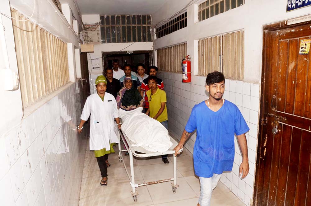 সুকুমার দাসের মৃত্যুর খবর শুনে কান্নায় ভেঙে পড়েন অনেকে । ছবি ইলিয়াস সাজু