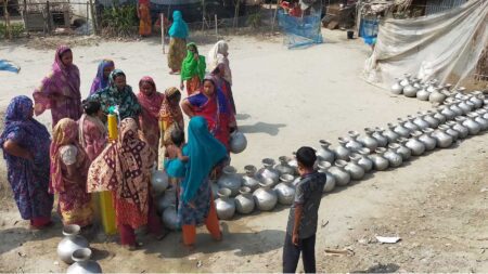 সুপেয় পানি নিতে ‘যুদ্ধ অবস্থায়’ নারীরা