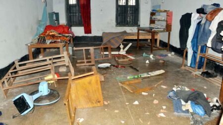 যশোর ছাত্রলীগের সভাপতির নেতৃত্বে আসাদ হল ভাংচুরের অভিযোগ