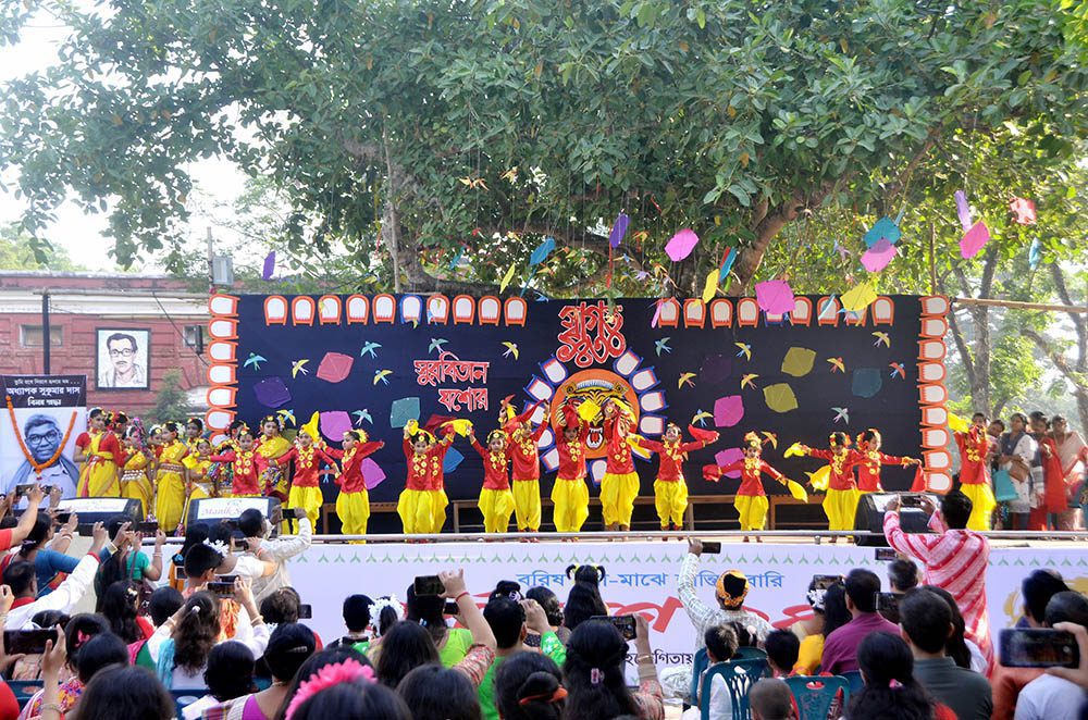 বাংলা নববর্ষ ১৪৩০ স্বাগত জানিয়ে সুরবিতান সঙ্গীত একাডেমীর অনুষ্ঠান। টাউন হল ময়দানের রওশন আলী মঞ্চ,১৪ এপ্রিল ২০২৩ । ছবি : ইলিয়াস সাজু