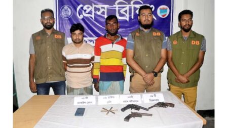 তিন অস্ত্রসহ শার্শায় দুইজন আটক করা হয়