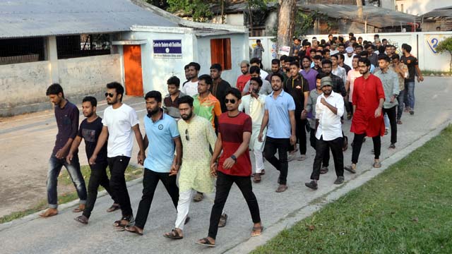 ভাংচুরের প্রতিবাদে বিক্ষোভ মিছিল করে ছাত্র লীগ