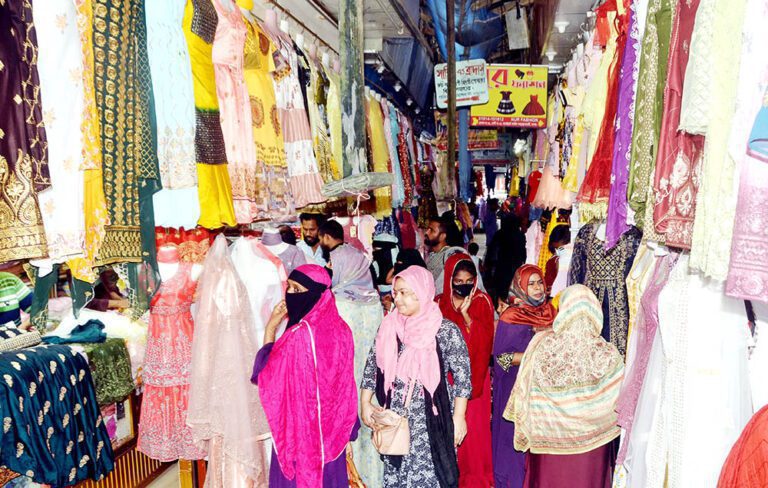 পোশাকের উচ্চ দামে ঈদ বাজারে হা-হুতাশ পোশাকের উচ্চ দামে ঈদ বাজারে হা-হুতাশ