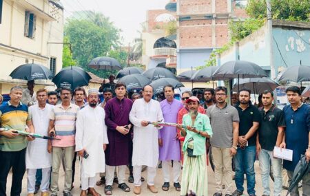 তাপদহে বিপদগ্রস্ত রিকশা চালকদের ছাতা দিলেন যশোর আ.লীগ নেতা পিয়াস