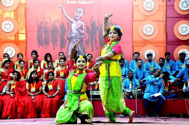 বাংলা নববর্ষ ১৪৩০ স্বাগত জানিয়ে উদীচী শিল্পীগোষ্ঠীর অনুষ্ঠান। পৌর উদ্যান,১৪ এপ্রিল ২০২৩ । ছবি : ইলিয়াস সাজু