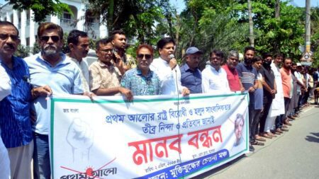 প্রথম আলোর রাষ্ট্র বিরোধী চক্রান্তের প্রতিবাদে যশোরে মানববন্ধন কর্মসূচি পালন করা হয়