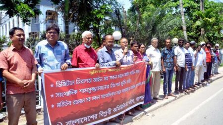 সাংবাদিককে মুক্তি ও সম্পাদকের নামে মামলা প্রত্যাহার দাবিতে যশোরে মানববন্ধন করা হয়