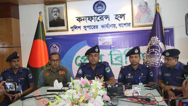 যশোরে এক রাতে দুই খুনে আটক ২, চাকু উদ্ধার