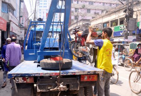 আজকের ছবি : ০২ এপ্রিল ২০২৩ যশোর শহরের এমকে সড়কের পাশে অবৈধ মোটরসাইকেল পার্কিং করায় ট্রাফিক পুলিশ র্যোকারে করে উঠিয়ে নিয়ে যায়। ছবি : ইলিয়াস সাজু