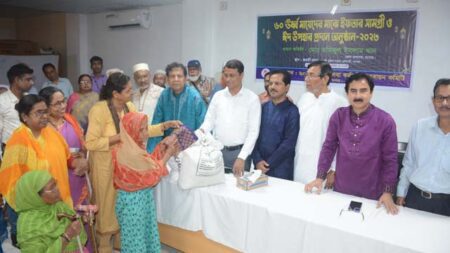 জয়তীর উদ্যোগে ৬০ ঊর্ধ্ব মায়েদের মাঝে ঈদ উপহার প্রদান করা হয়