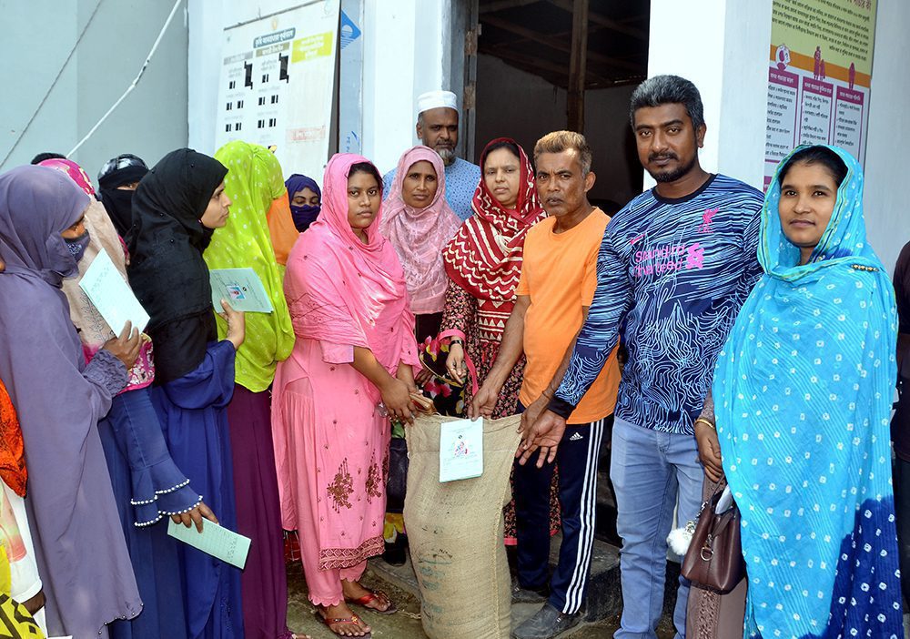 যশোর সদরের আরবপুর ৯নং ইউনিয়ন পরিষদের চেয়ারম্যান শাহারুল ইসলাম গরীব দুঃখী অসহায় বয়স্ক মানুষের হাতে ৩০ কেজি ভিজিএফ চালের বিতরণ করেন। আরবপুর ইউনিয়ন পরিষদ,যশোর,২ এপ্রিল। ছবি : দৈনিক কল্যাণ
