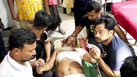 নড়াইলে ছেলেকে না পেয়ে বৃদ্ধ বাবাকে কুপিয়ে প্রতিশোধ!