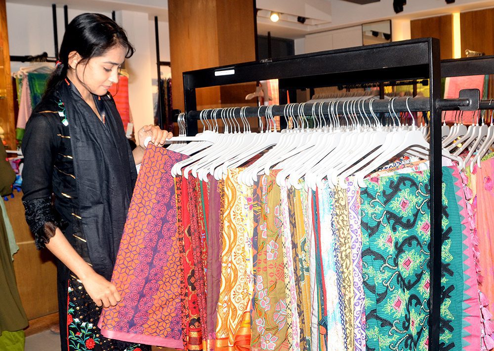 বাজারে ভিড় বাড়তে শুরু করেছে, গরমে স্বস্তি পাওয়া পোশাকের খোঁজে ক্রেতা