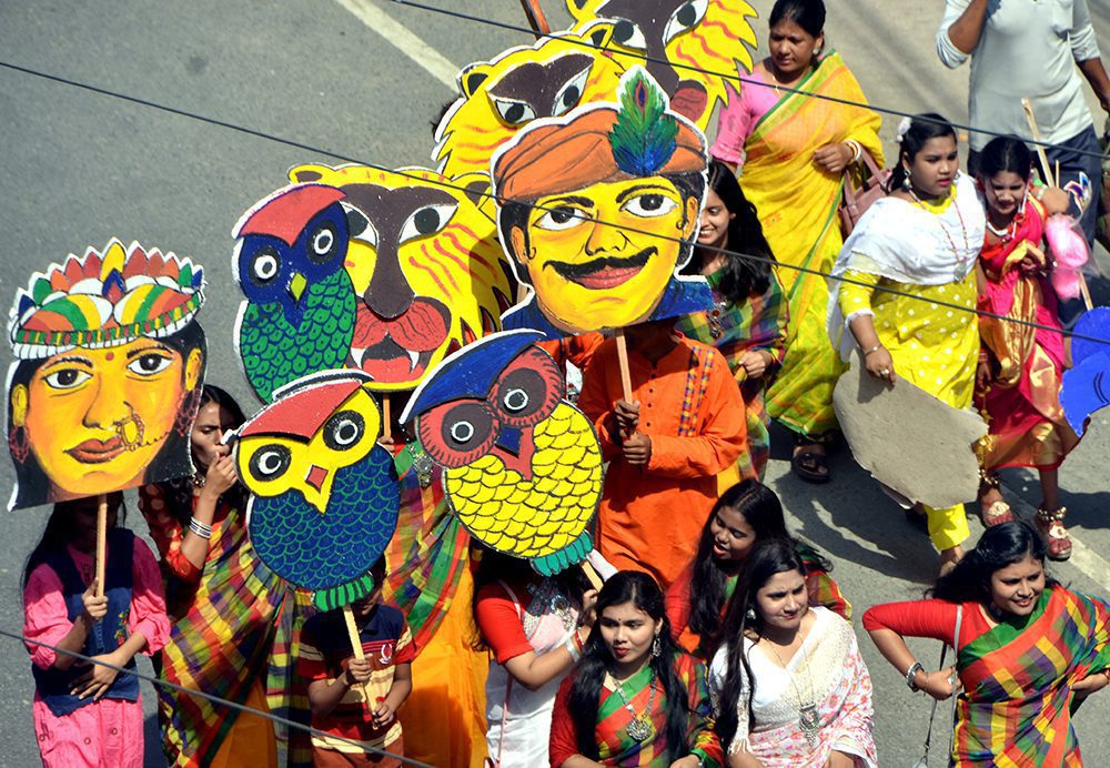 বর্ণিল সব প্রতিকৃতি নিয়ে শোভাযাত্রা এগোচ্ছে