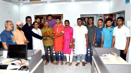 জন্মদিনে ফুলেল শুভেচ্ছায় সিক্ত দৈনিক কল্যাণ সম্পাদক একরাম উদ-দ্দৌলা