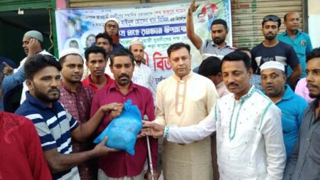 শার্শায় কেন্দ্রীয় যুবলীগ নেতার খাদ্য সামগ্রি বিতরণ