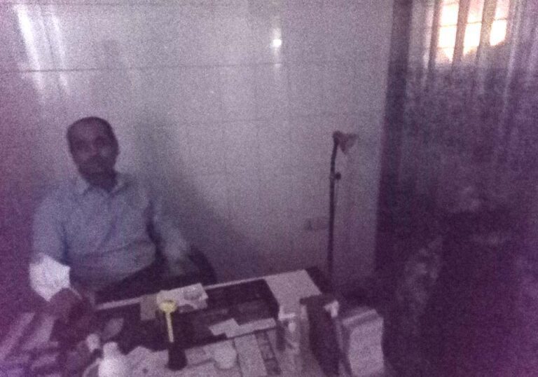 যশোর করোনারি কেয়ারে অন্ধকারে বসে রোগী সেবা