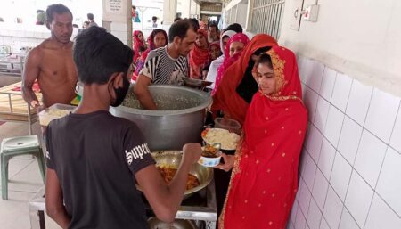নিম্নমানের খাবার সরবরাহের সত্যতা জড়িত দুই কর্মচারীর বিরুদ্ধে ব্যবস্থা