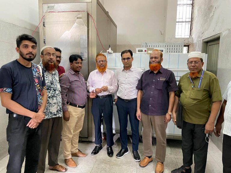 যশোর ২৫০ শয্যা বিশিষ্ট জেনারেল হাসপাতাল মর্গে উন্নতমানের মরচুয়ারির (লাশ রাখা ফ্রিজ) সংযোজন করা হয়েছে। মরচুয়ারির সামনে তত্ত্বাবধায়ক ডা. হারুণ-অর-রশিদসহ অন্যান্যরা