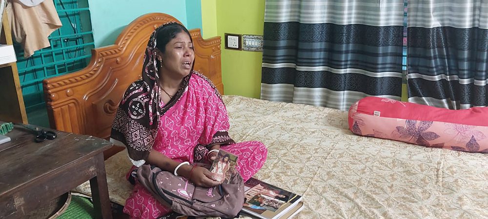 বাড়ির ভিতরে অশ্রু চোখে বসে ছিলেন অনি রায়ের মা কনিকা রায়।