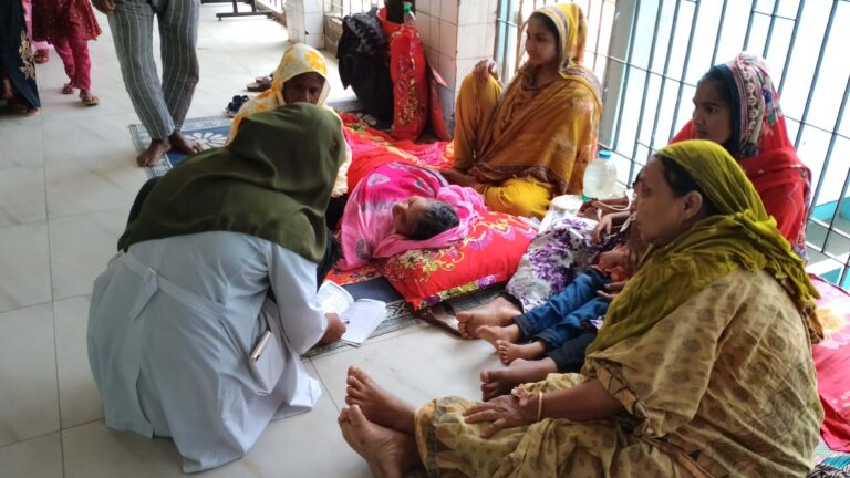 বেড না থাকায় বারান্দা-সিঁড়িতে রোগী