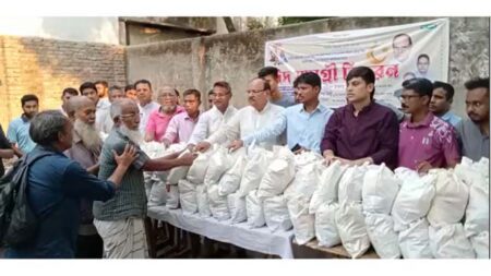 শ্রমিকদের মধ্যে ঈদ উপহার সামগ্রি বিতরণ শ্রমিক লীগের