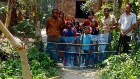 বাঁশের বেড়ায় অবরুদ্ধ ৫০ পরিবার! Keshabpur