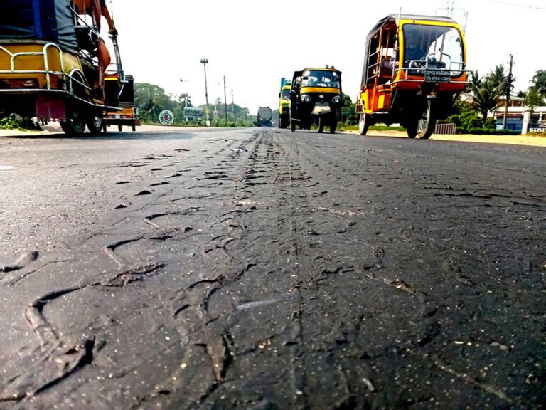 যশোরে মৌসুমের সর্বোচ্চ তাপমাত্রার রেকর্ড, গলে যাচ্ছে রাস্তার বিটুমিন যশোরে মৌসুমের সর্বোচ্চ তাপমাত্রার রেকর্ড, গলে যাচ্ছে রাস্তার বিটুমিন