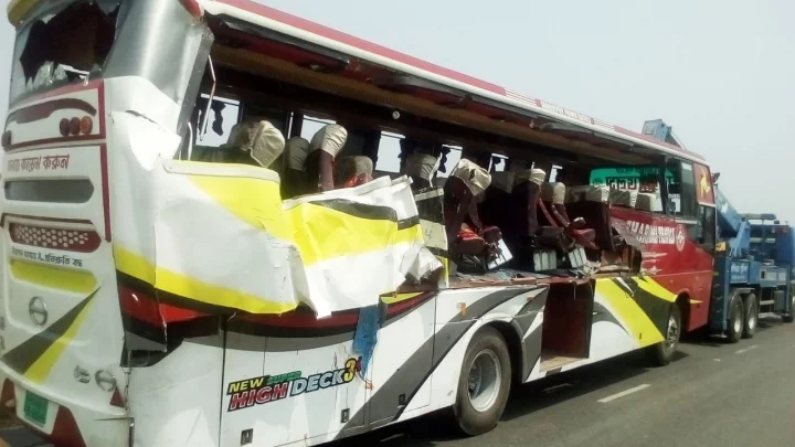 ঢাকা-মাওয়া এক্সপ্রেসওয়েতে দাঁড়িয়ে থাকা ট্রাকে বাসের ধাক্কা, নিহত ৪ ঢাকা-মাওয়া এক্সপ্রেসওয়েতে দাঁড়িয়ে থাকা ট্রাকে বাসের ধাক্কা, নিহত ৪