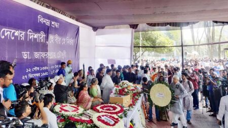 শহিদ মিনারে জাফরুল্লাহ চৌধুরীর মরদেহে সর্বসাধারণের শ্রদ্ধা