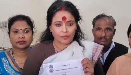 রাহুল গান্ধীকে বাংলো ছাড়ার নোটিশ, নিজের বাড়ি লিখে দিলেন নেত্রী