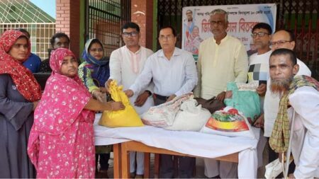 সোমবার সকালে ঝিকরগাছা উপজেলার গদখালী ইউনিয়ন পরিষদে ঈদুল ফিতর উপলক্ষে ভিজিএফের চাল বিতরণ