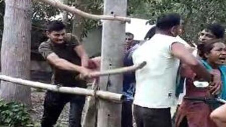 ইউনিয়ন পরিষদের সদস্যকে পেটাচ্ছেন যুবলীগ নেতা-ছবি ভিডিও থেকে নেয়া