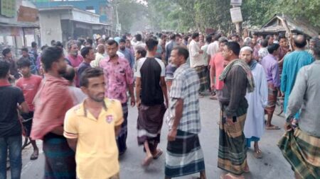 যশোরের মণিরামপুর উপজেলার হানুয়ার বটতলা হাটে ধান কাটা শ্রমিকের ভিড়