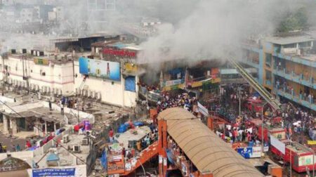 তিন ঘণ্টা পর নিউ সুপার মার্কেটের আগুন নিয়ন্ত্রণে