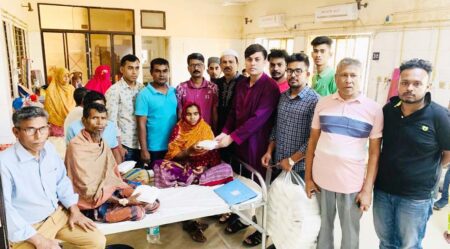 হাসপাতালে ভর্তি রোগীর স্বজনদের মাঝে আ.লীগ নেতার ইফতার বিতরণ