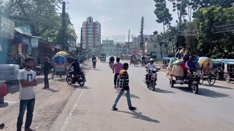 কুষ্টিয়ায় দ্বিতীয় দিনের মতো চলছে বাস ধর্মঘট, ভোগান্তিতে যাত্রীরা