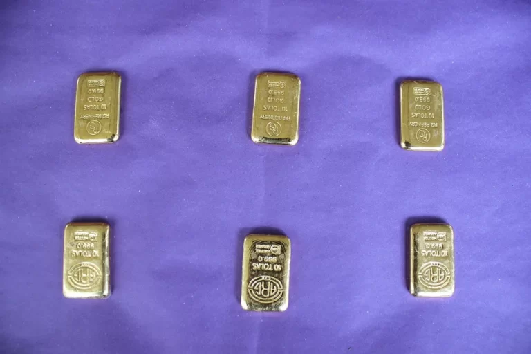 বিজিবি দেখে দৌড়, পাচারকারীর কোমর থেকে পড়ল ৭০ লাখ টাকার সোনা বিজিবি দেখে দৌড়, পাচারকারীর কোমর থেকে পড়ল ৭০ লাখ টাকার সোনা