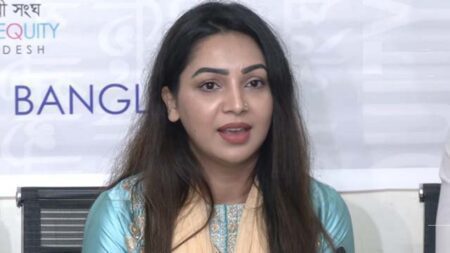 প্রভার ‘গায়ে হাত’ দিলেন সাংবাদিক