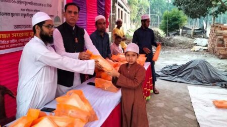 বাঘারপাড়ায় সন্তোষ কুমার অধিকারীর ইফতার সামগ্রি বিতরণ