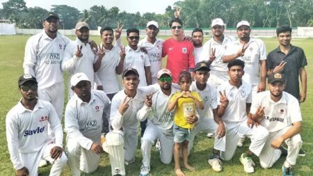 যশোর প্রথম বিভাগ ক্রিকেট লিগের শুক্রবারের বিজয়ী শতদল ক্লাবের খেলোয়াড়রা