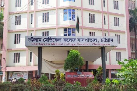 চুরি করা ওষুধসহ চট্টগ্রাম মেডিকেলের ৪ ওয়ার্ড বয় গ্রেপ্তার