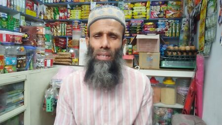 নামাজ থেকে এসে ইজিবাইক না পেয়ে কাঁদছেন রেজাউল