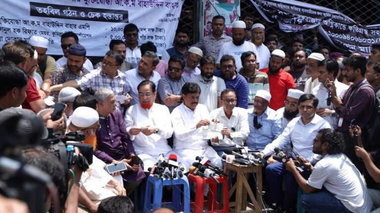 বঙ্গবাজার ব্যবসায়ীদের পাশে দাঁড়াচ্ছেন বিভিন্ন শ্রেণি-পেশার মানুষ