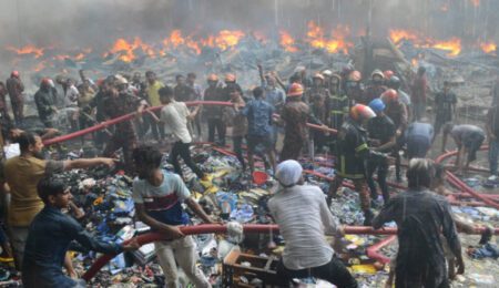 বঙ্গবাজারে ভয়াবহ আগুন, নিয়ন্ত্রণে ৫০ ইউনিট