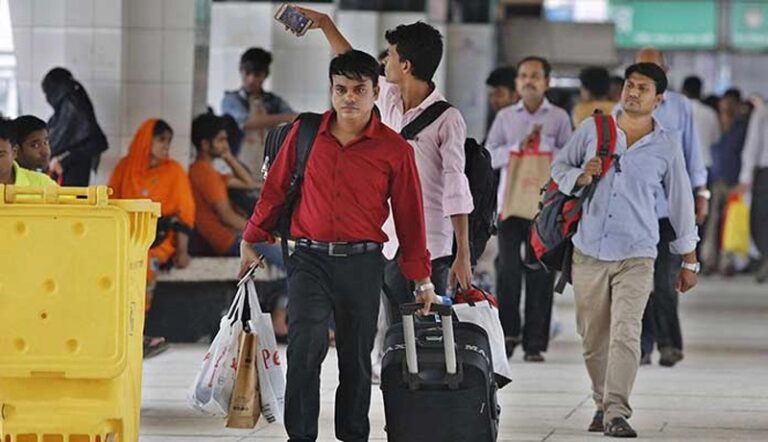 স্বপ্নরা যাচ্ছে বাড়ি