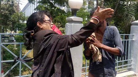 রিকসাচালককে মারধর করলেন নারী আইনজীবী, ভিডিও ভাইরাল